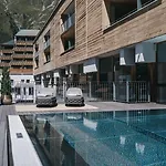 The Crystal Vaya Unique *