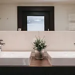 The Crystal Vaya Unique Solden