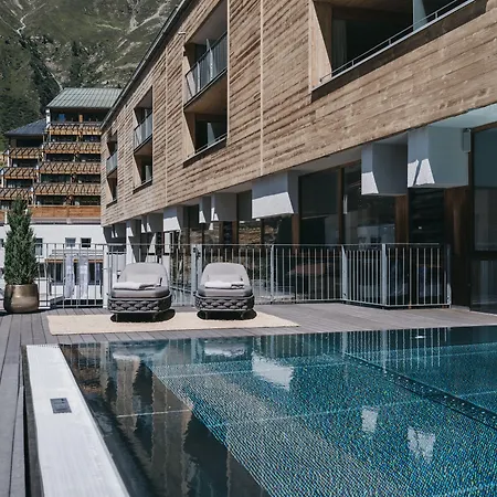 The Crystal Vaya Unique *